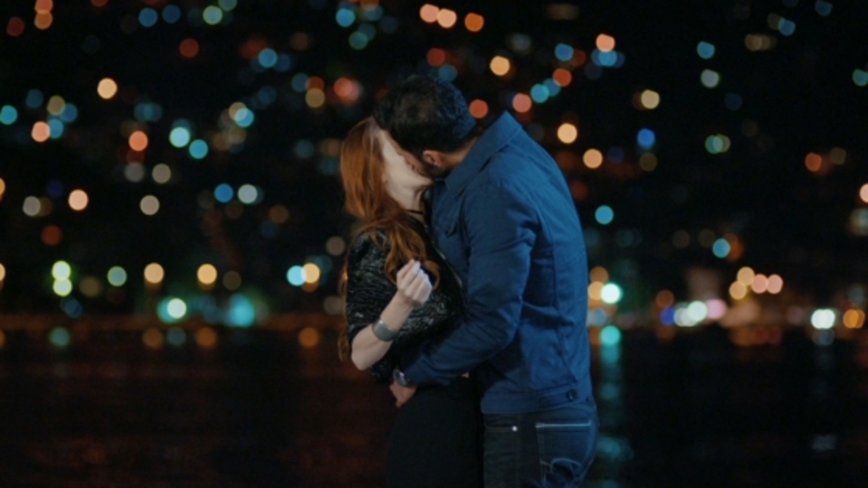 Ömer Defne'yi bir anda öpüyor!