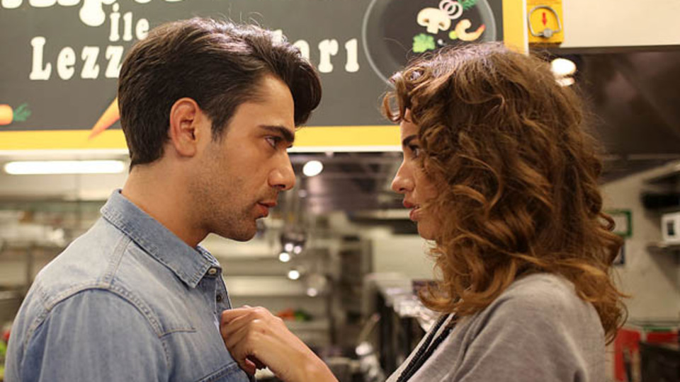 Alper'in Leyla'yı öpmesiyle taşlar yerinden oynuyor