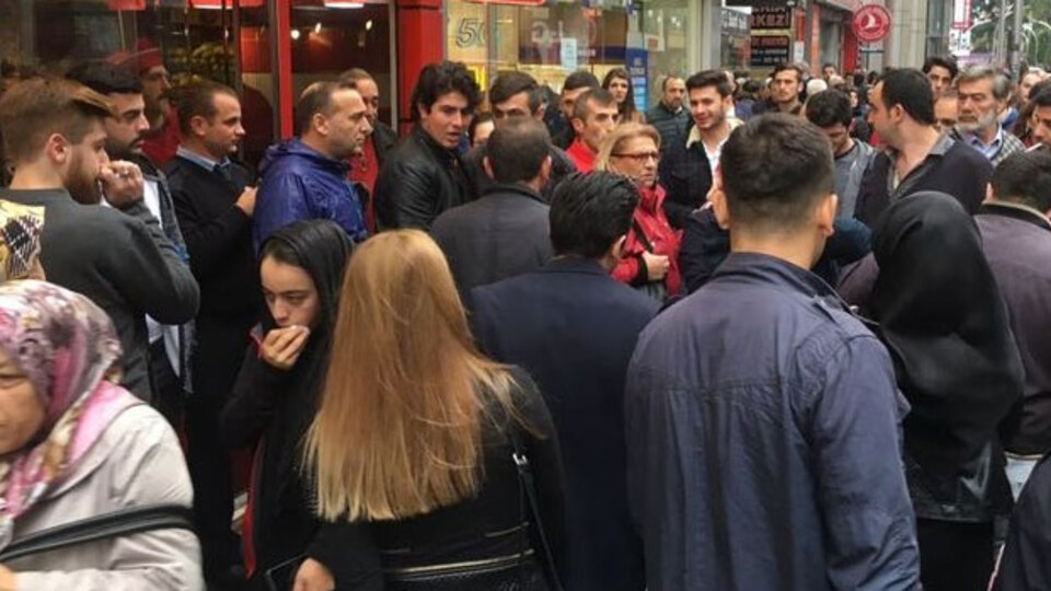 Epilasyon broşürü dağıtanlara saldıran bakın kim çıktı!