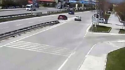 Karşıya geçmeye çalışan öğrencilere çarptı!