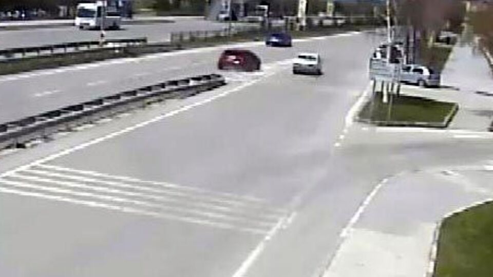 Karşıya geçmeye çalışan öğrencilere çarptı!