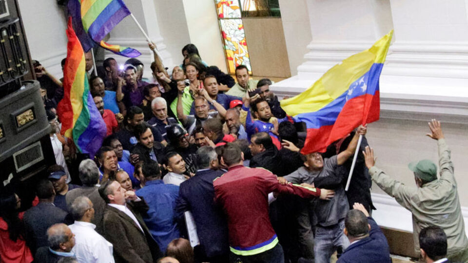 Venezuela'da Maduro destekçileri meclisi bastı