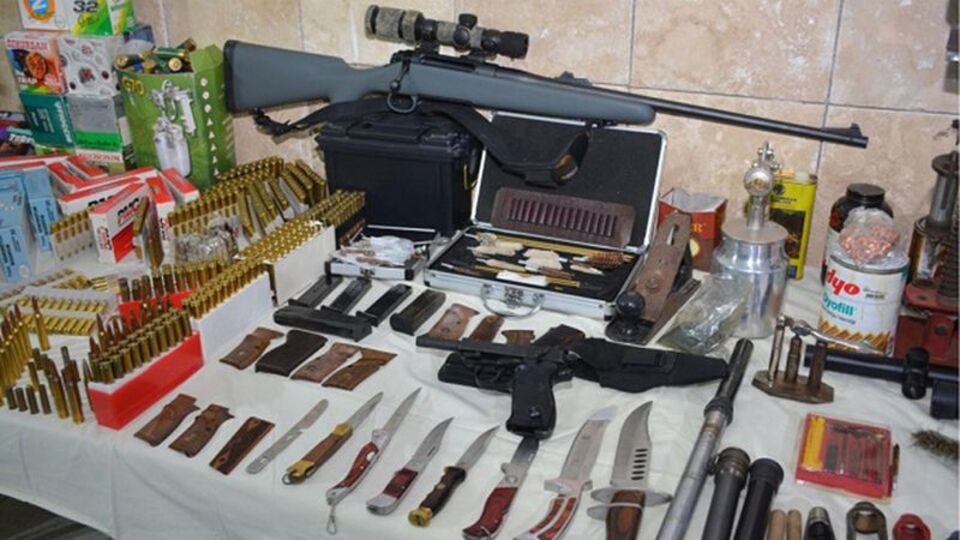 Evi cephaneliğe çevirmişler!