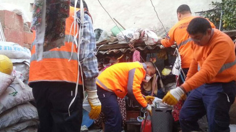 Evinden 3 kamyon çöp çıktı!