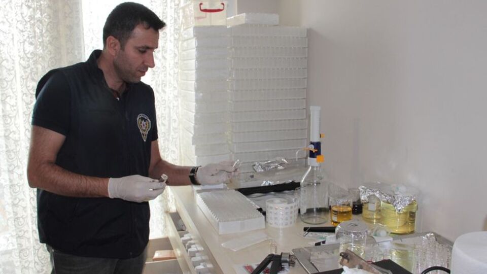 Odayı laboratuvara çevirmişler!