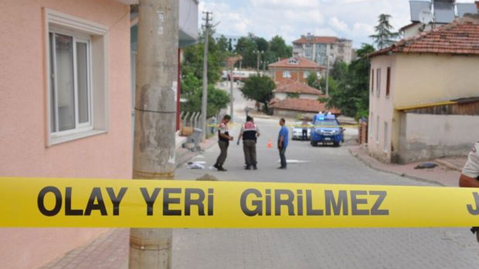 Kendini merdiven boşluğuna attı