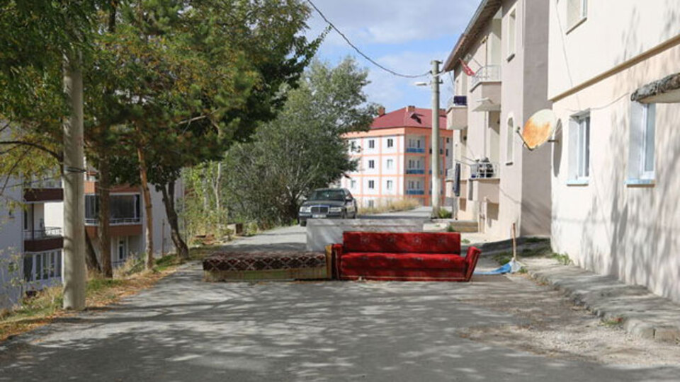 Yolu çekyat ile kapattı!