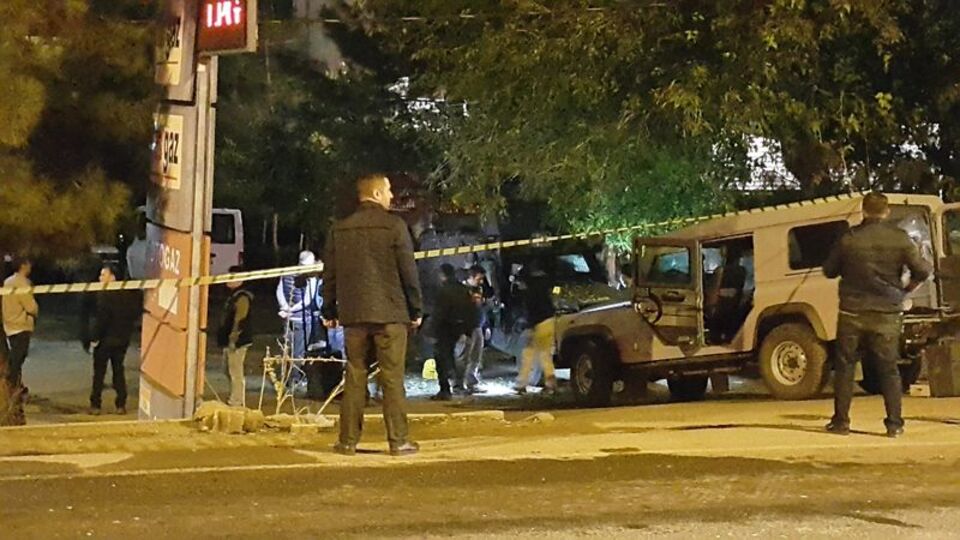 2 polisi yaralayan teröristlerden 1'i öldürüldü, 2'si yakalandı