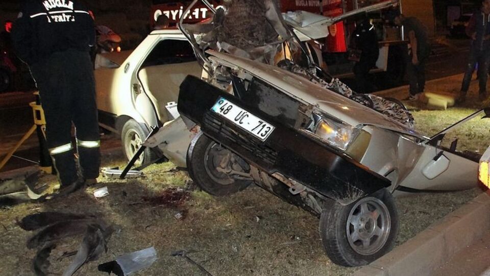 Otomobil ikiye bölündü! 1 ölü, 1 yaralı...