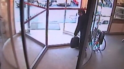 Döner kapıya sıkıştı, doktorlar seferber oldu!