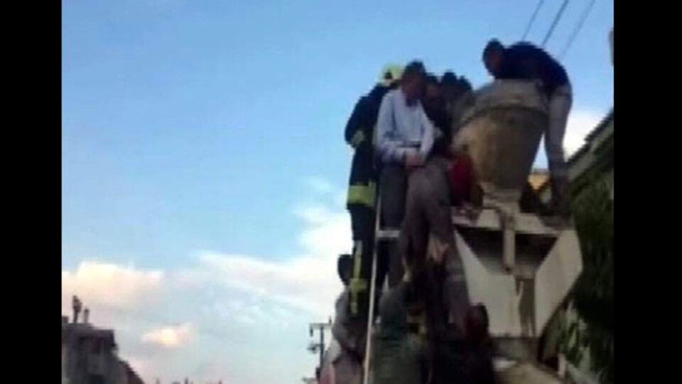 İnşaat işçisinin kafası beton mikserine sıkıştı!