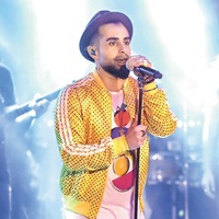 Sahnede bebek heyecanını paylaştı