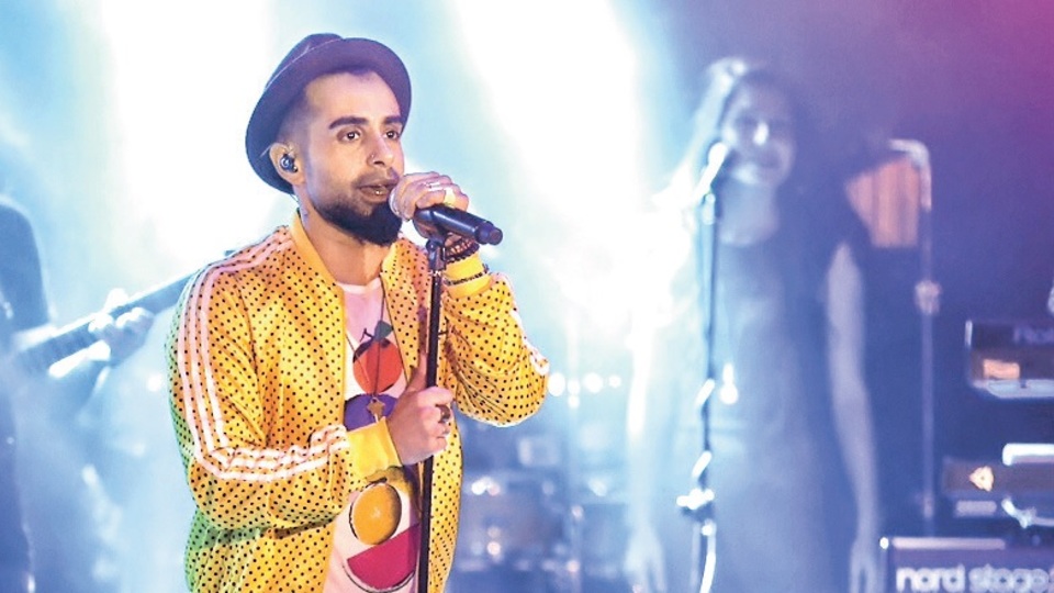 Sahnede bebek heyecanını paylaştı