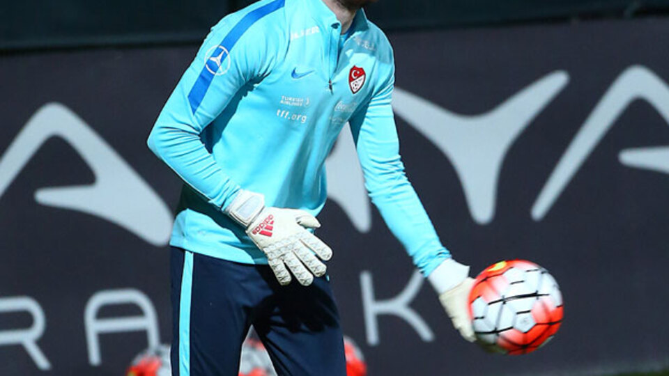 Milli kaleci imzayı attı