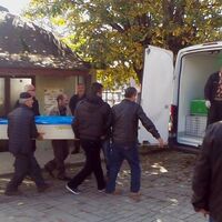 Eşini yakmak isterken öldü!