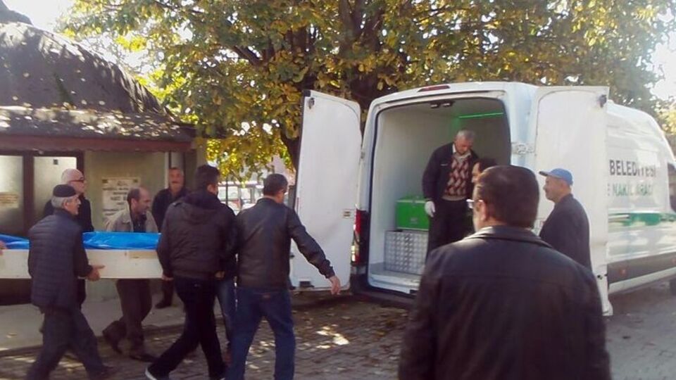 Eşini yakmak isterken öldü!