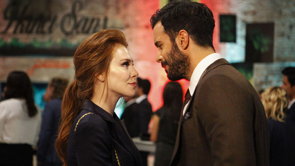 Defne kartlarını açıyor