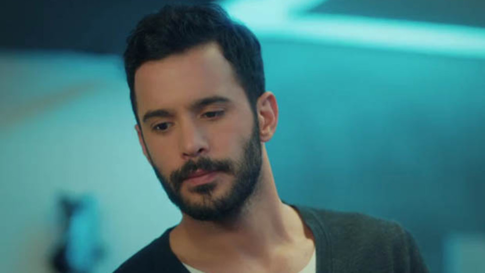 "Varlığını üflersin kulağına..."