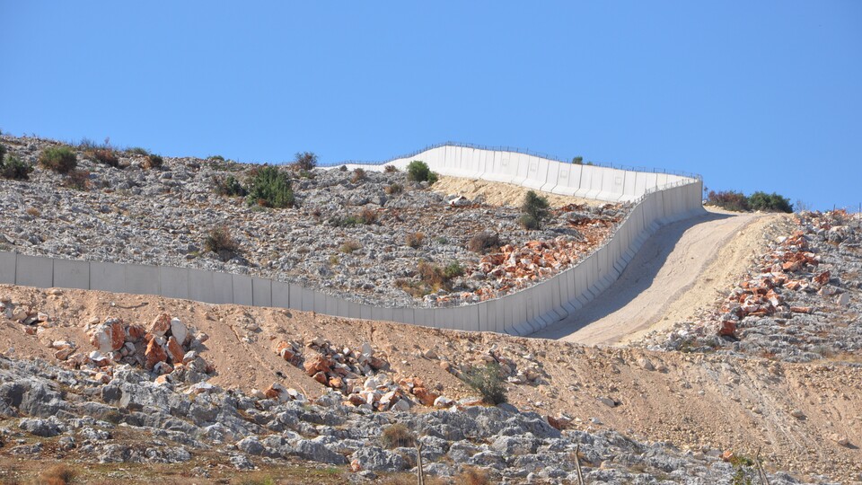 Irak sınırına hendekli duvar