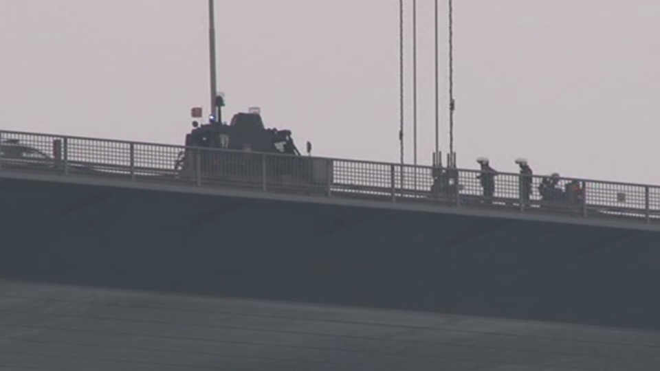 Köprüde intihar girişimi!