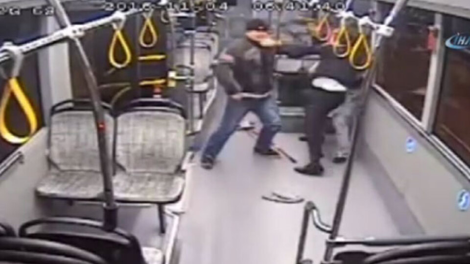 Otobüs şoförü neye uğradığını şaşırdı!