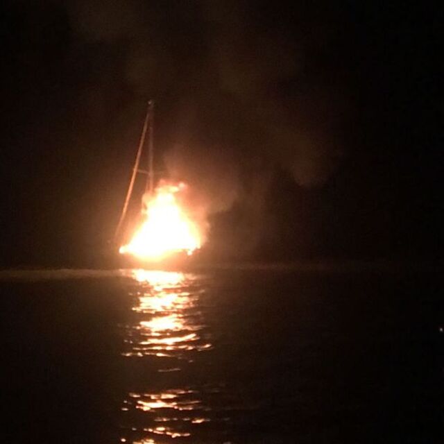 Bodrum'da yıldırımın isabet ettiği tekne yandı!