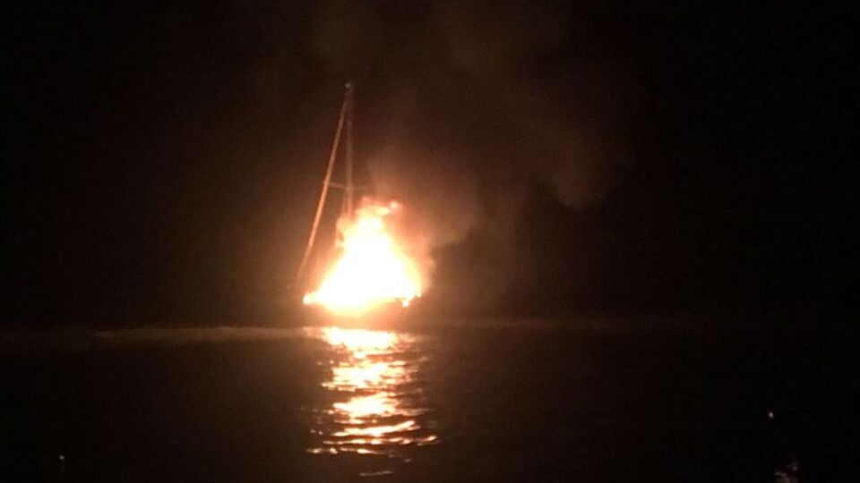 Bodrum'da yıldırımın isabet ettiği tekne yandı!