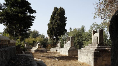 Kızının mezarı başında intihar etti