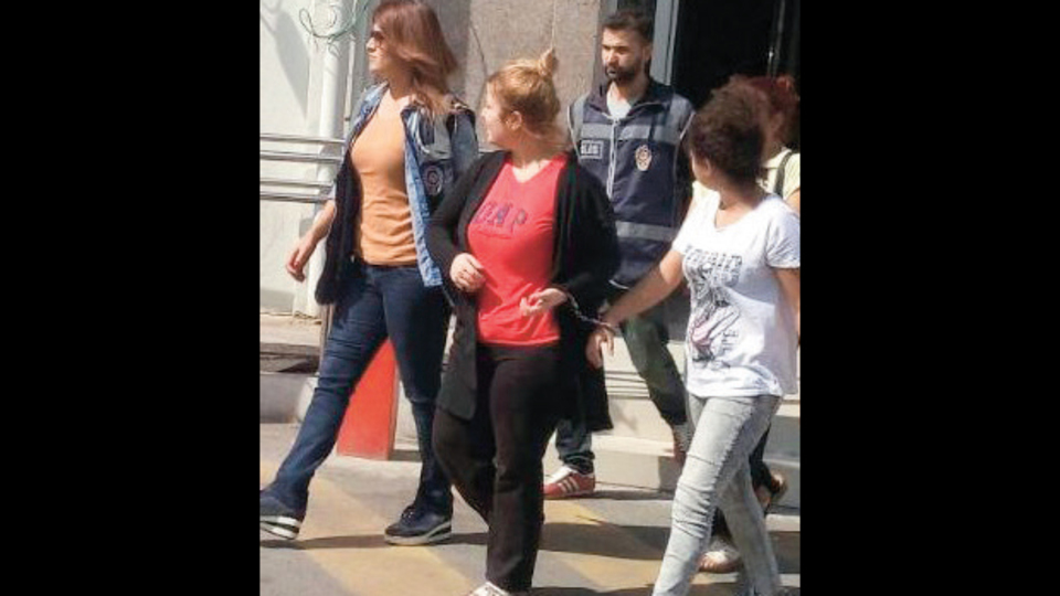 Anne-kızdan seks kasetli şantaj!