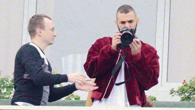 Yıldız futbolcu paparazzi oldu