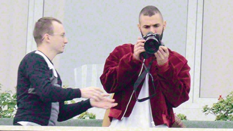 Yıldız futbolcu paparazzi oldu