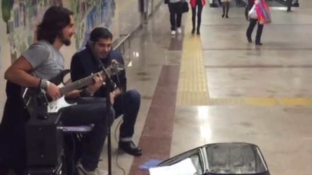 Metro şarkıcısı!