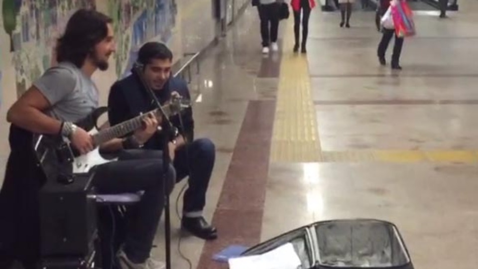 Metro şarkıcısı!
