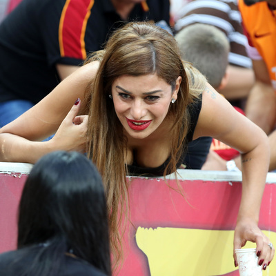 Derbi öncesi Hadise çıktı!