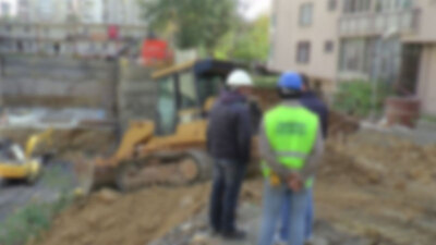 İnşaat çalışmasını izliyordu, canında oldu!