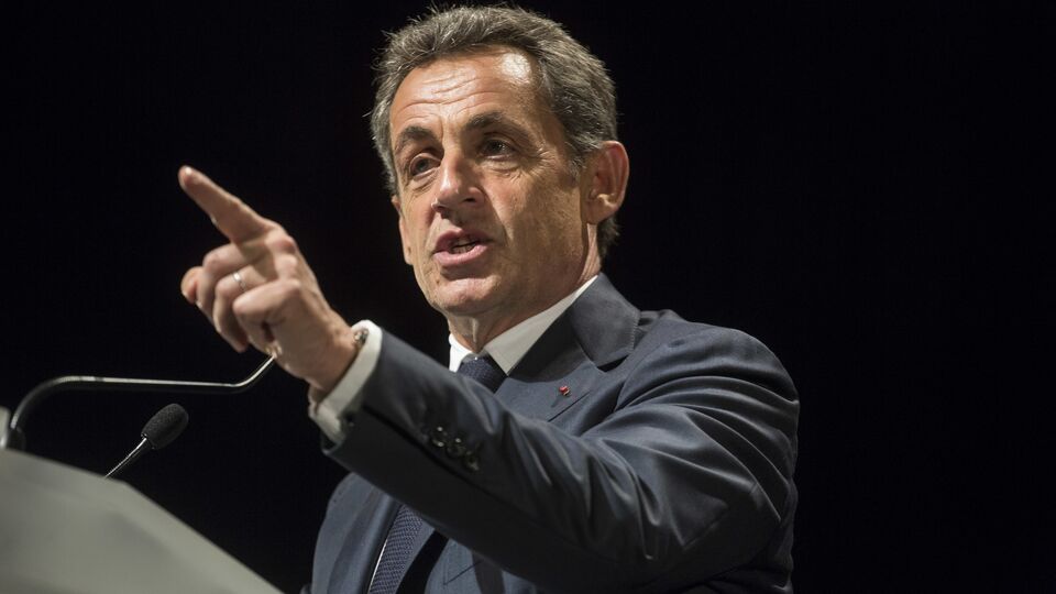 Sarkozy: "Bu soruyu sormaya utanmıyor musunuz?"