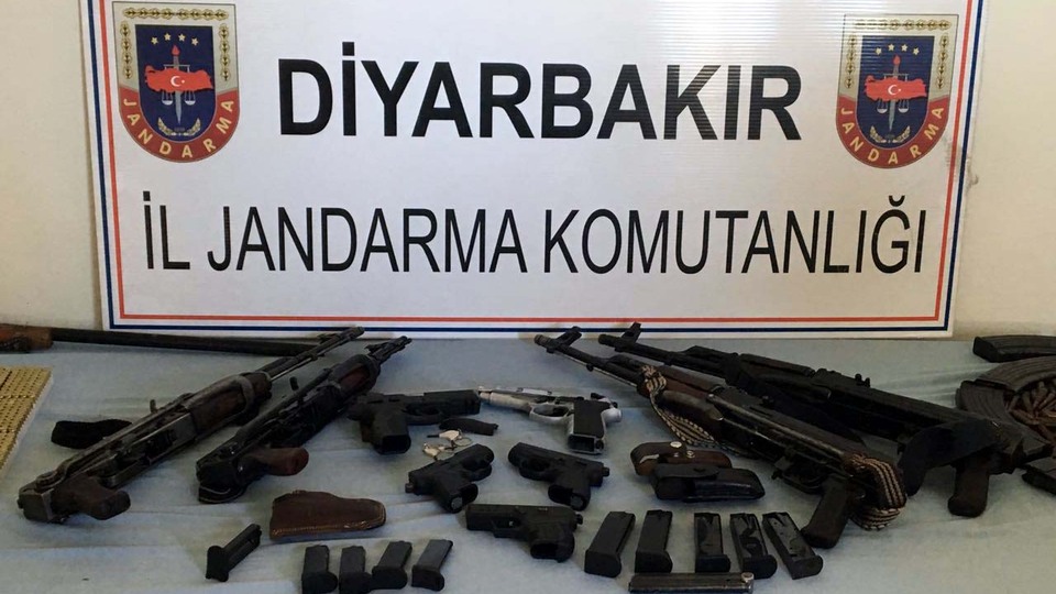 Diyarbakır'da silah ve mühimmat ele geçirildi