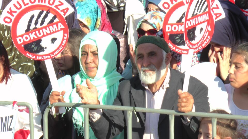 KKTC'deki ilahiyat protestosu