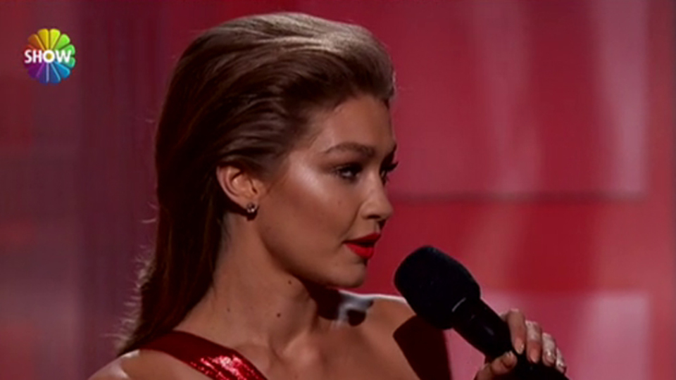 Gigi Hadid'den Melania Trump taklidi