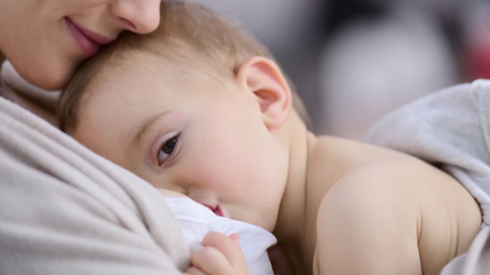 Aşı sırasında bebeğiniz ağlamasın diye bunu yapın!