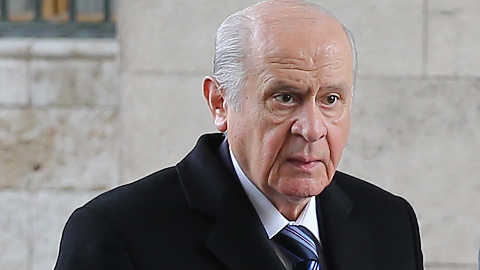 "Pişkince, temelsiz, omurgasız"