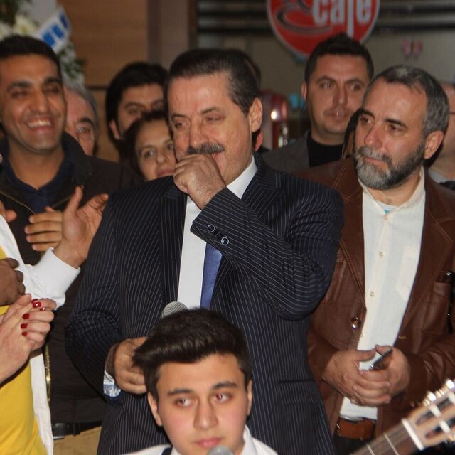 Bakan Çelik vatandaşlara türkü söyledi