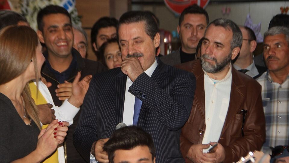Bakan Çelik vatandaşlara türkü söyledi