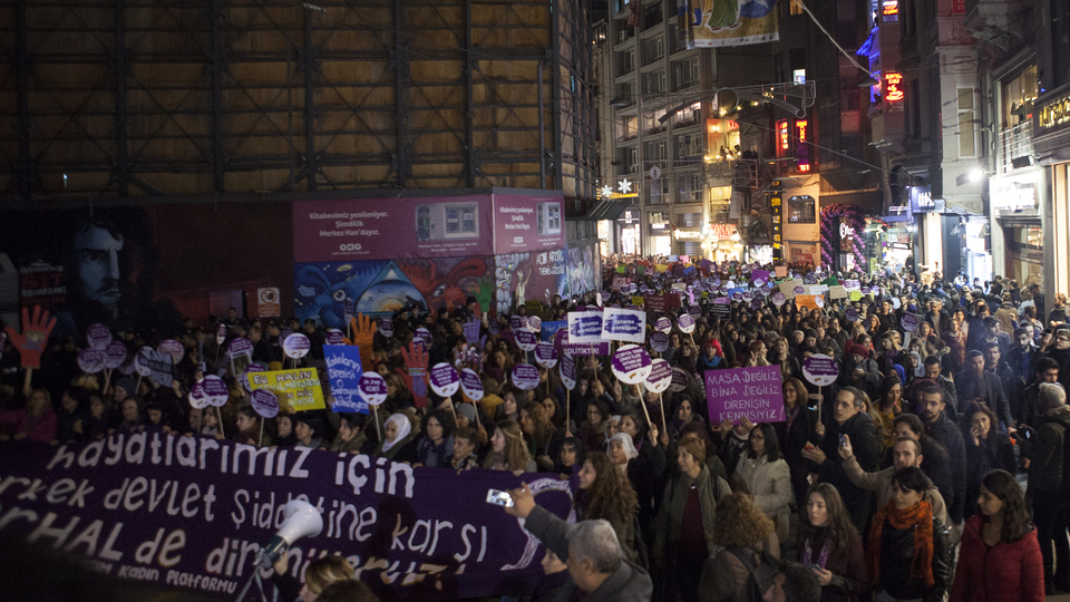 Kadınlar erkek şiddetine karşı yürüdü
