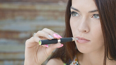 Elektronik sigaranın daha zararsız olduğunu düşünüyorsanız...