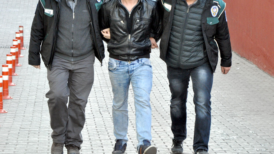 Depremde kaçtı, gizli bölmede yakalandı