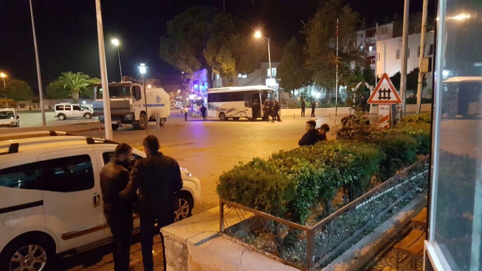 Karakolda oğlunu dövmek istedi ortalık karıştı