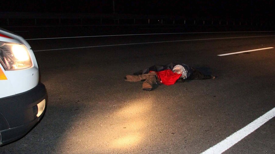 Vicdansız sürücüyü yere düşen plaka ele verdi