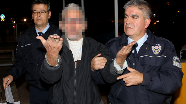 Polis aracını yakmak üzereyken yakalandı! Sebebi ise...