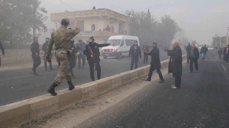 Kaçak elektrik trafoları patlattı